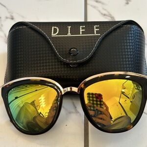 Women’s DIFF sunglasses with case